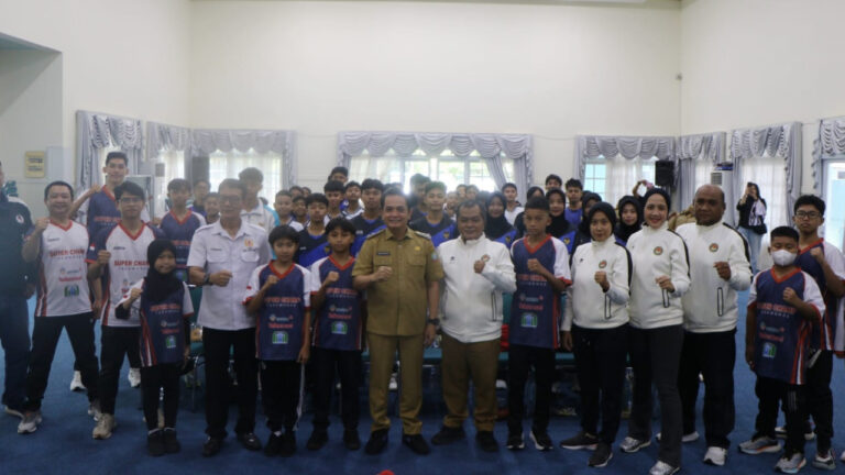 Foto bersama Wakil Wali Kota Pontianak Bahasan dengan para atlet taekwondo muda dan pelatih pada acara pelepasan kontingen. (Dok. HO/NusantaraPost)