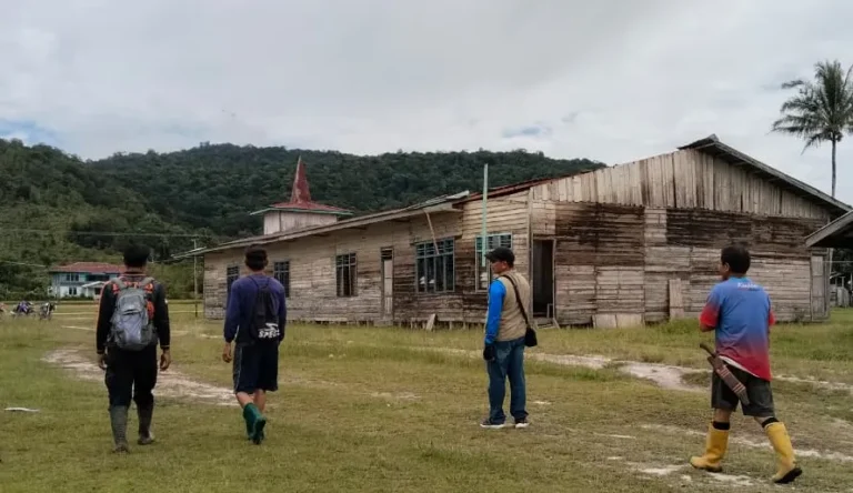 "Badai angin ribut dan petir terjang Krayan Induk dan Krayan Timur, Nunukan. Menara Pos Pamtas TNI roboh, 4 gereja rusak, dan modul internet Starlink sekolah hangus."