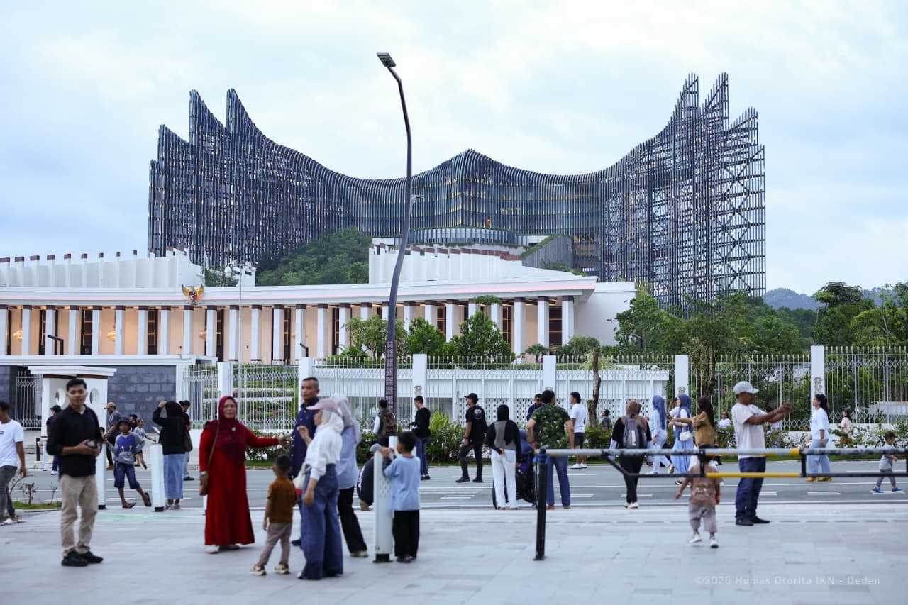 Kawasan Istana Negara IKN dengan latar belakang bilah Garuda raksasa yang diklaim mendongkrak ekonomi daerah sebesar 19,9 persen.