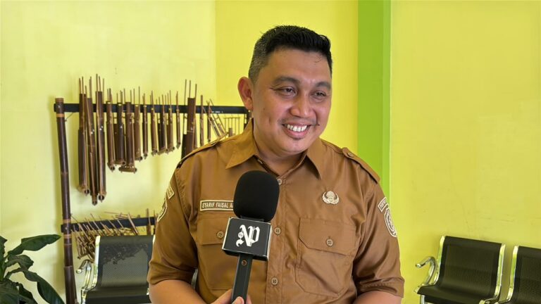 " Disdikbud Kalbar mendistribusikan 6.000 meja kursi baru untuk mengganti fasilitas usang sekaligus memastikan MPLS 2026 bebas perpeloncoan."