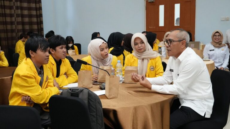 "Pemprov Kalsel menerjunkan 534 mahasiswa KKN Tematik ULM ke Banjarbaru dan Tanah Bumbu guna menekan timbulan sampah yang mencapai ratusan ton per hari."