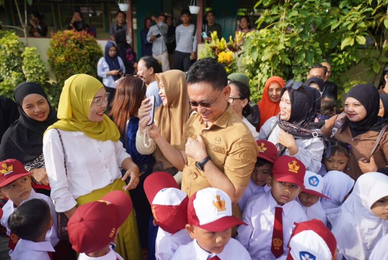" Wali Kota Edi Rusdi Kamtono sebut gerakan ayah mengantar anak di Pontianak capai hampir 100 persen pada hari pertama sekolah dan MPLS 2026."