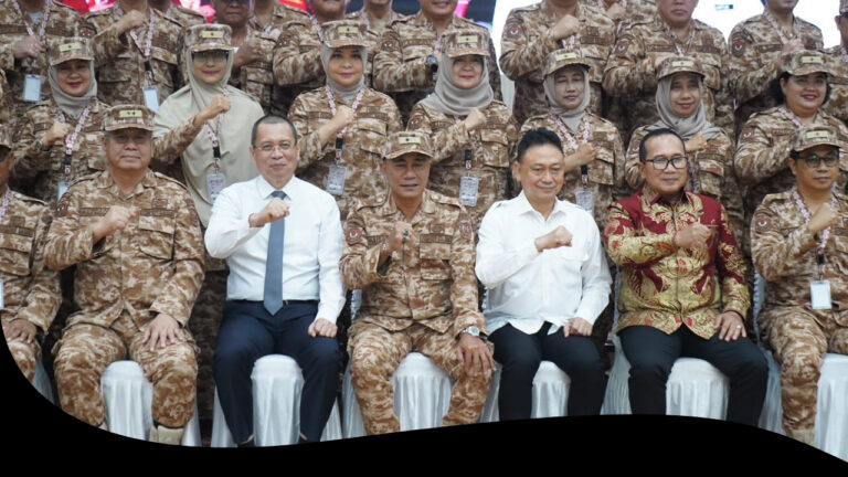 Wali Kota Pontianak Edi Rusdi Kamtono bersama para peserta Penguatan Kapasitas JPT Pratama Pemprov Kalbar berfoto bersama. (Dok. HO/NusantaraPost)