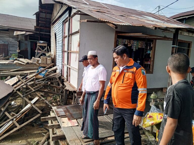 "Dua bangunan di Gang Sepakat Pahandut hancur akibat tanah longsor imbas erosi Sungai Kahayan. Otoritas soroti rencana relokasi yang masih tertahan."