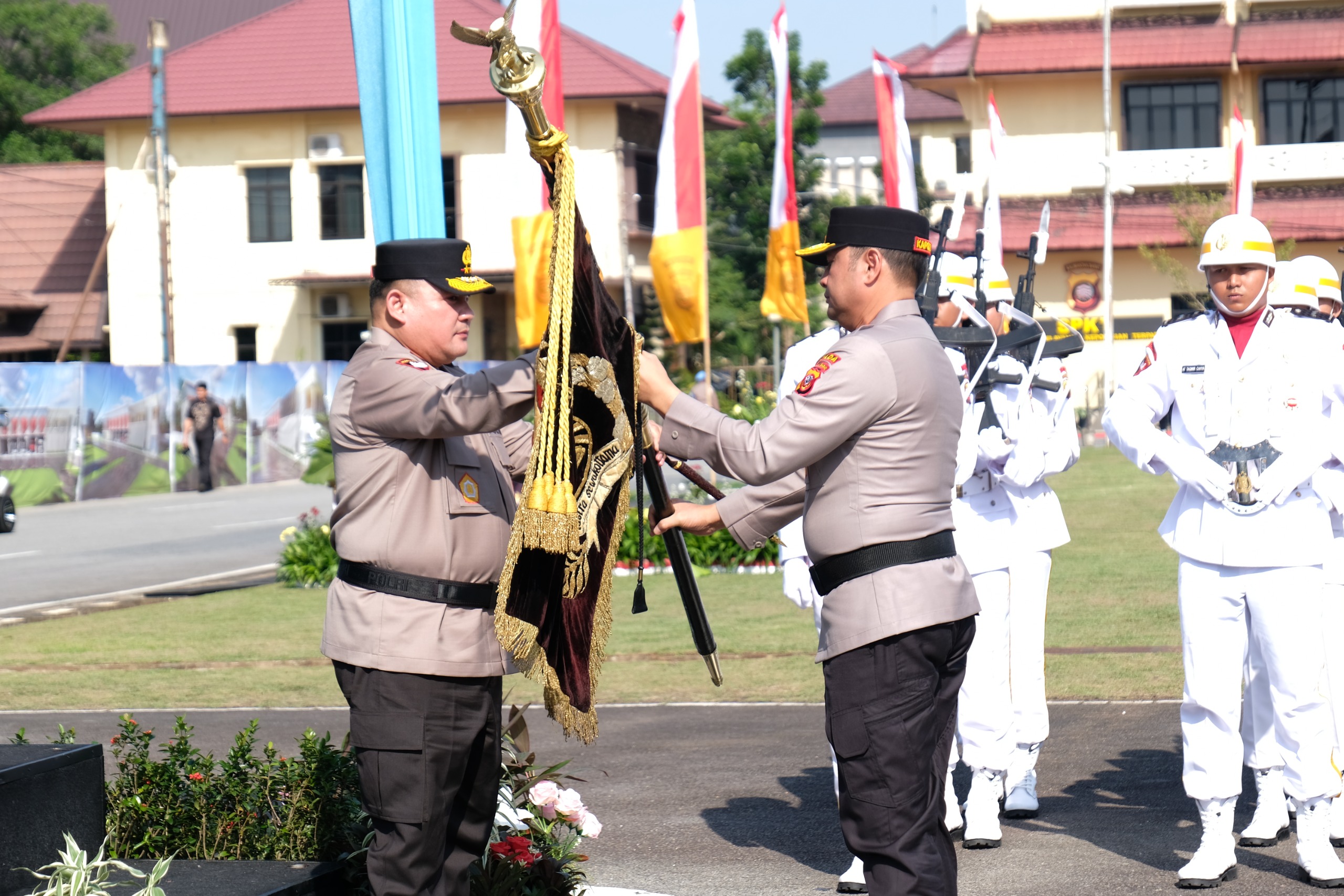Resmi Jabat Kapolda Kalbar, Alberd Teddy Sianipar Instruksikan Polisi Humanis dan Jadi Penolong