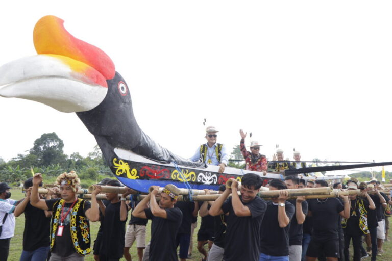 "Festival Budaya Dayak Kenyah Temengang Iwan resmi digelar di Bulungan. Pergelaran ini menjadi ruang pelestarian nilai sejarah dan harmoni adat dengan alam."