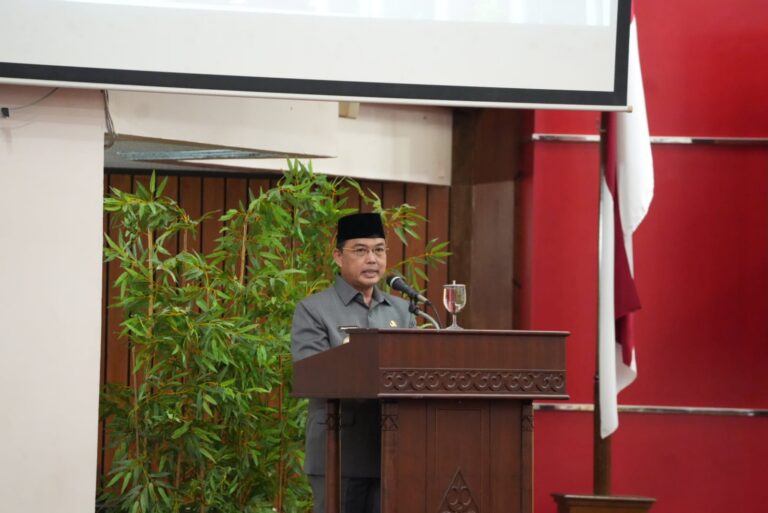 Gubernur Kalimantan Barat Ria Norsan saat menyampaikan Rancangan KUA-PPAS 2027 dalam Rapat Paripurna DPRD Kalbar.