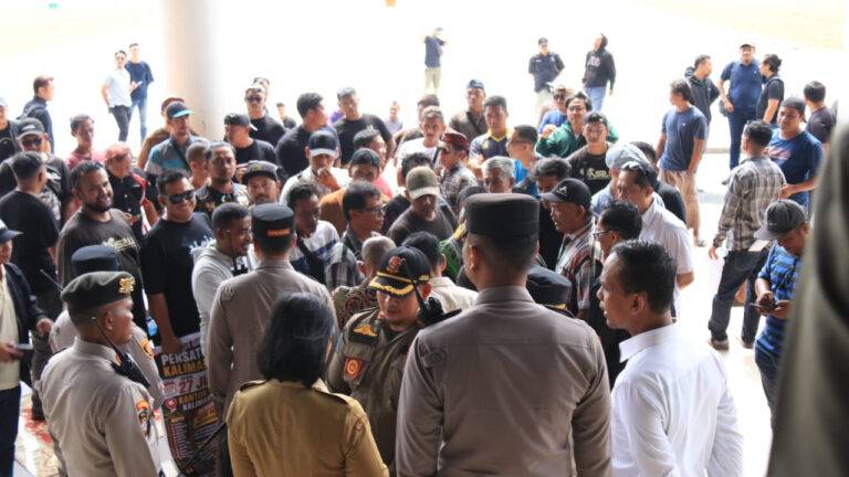 Perwakilan sopir berdialog dengan aparat kepolisian dan petugas pengamanan di teras Kantor Gubernur Kalimantan Barat. (Dok. HO/NusantaraPost)
