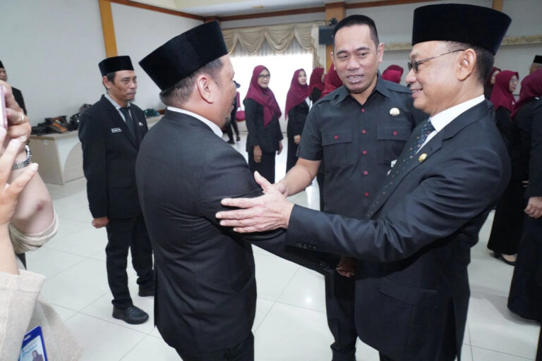 "Pemkot Pontianak merotasi pejabat eselon II, camat, dan lurah guna mengisi posisi kosong serta meningkatkan efektivitas pelayanan publik."