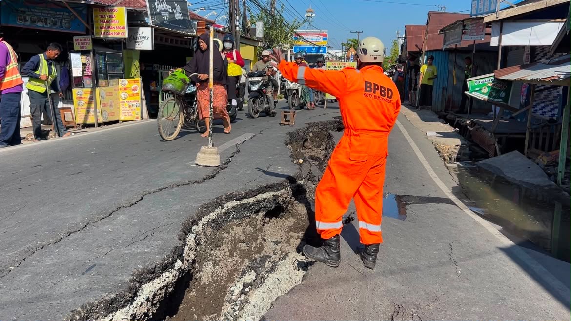 Imbas Penurunan Tanah Bantaran Sungai, Jalan Veteran Banjarmasin Terancam Ditutup Total