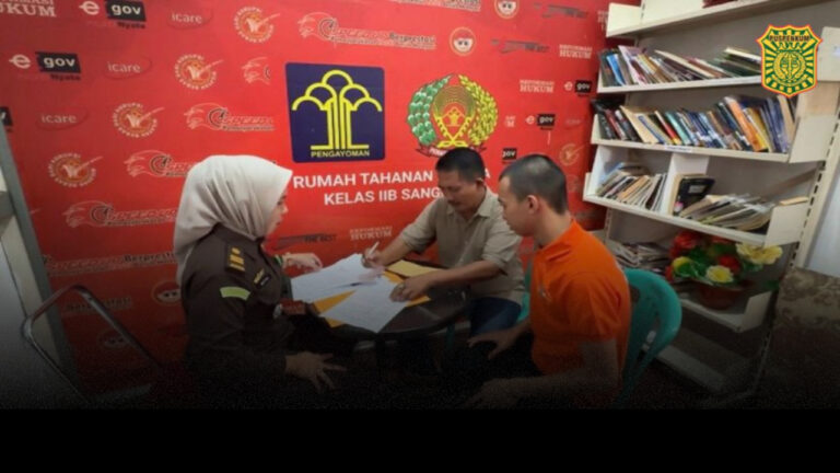 Jaksa perempuan sedang memfasilitasi penandatanganan dokumen perkara oleh tersangka dan saksi di Rumah Tahanan Negara Kelas IIB. (Dok. HO/NusantaraPost)