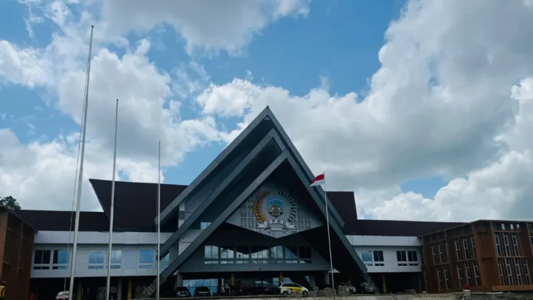 "RDP DPRD Kaltara dan perwakilan warga menyepakati penggunaan dana BTT dan anggaran perubahan Rp 5 miliar untuk perbaikan agregat Jalan Lingkar Krayan yang lumpuh."