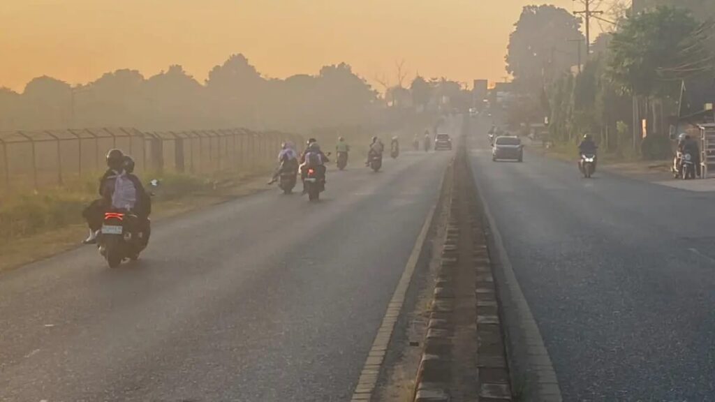 Kabut Asap Karhutla Lumpuhkan Banjarbaru: Kualitas Udara Tembus Level Berbahaya, 6 Penerbangan Tertunda