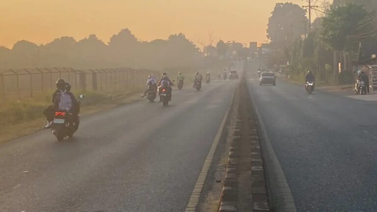 "Karhutla di Banjarbaru buat kualitas udara tembus level Berbahaya (PM2.5 capai 497 µg/m³) dan akibatkan 6 penerbangan di Bandara Syamsudin Noor tertunda."