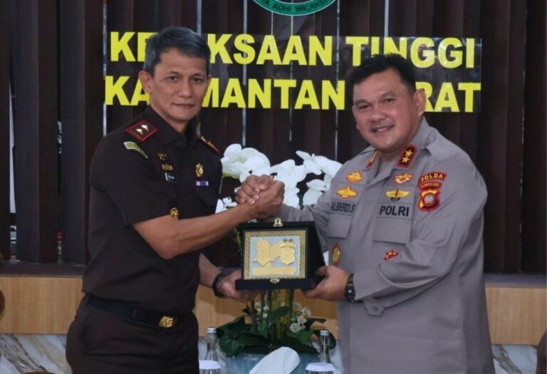 "Kapolda Kalbar Alberd Teddy Benhard Sianipar temui Kajati Emilwan Ridwan. Kedua instansi bahas kesiapan implementasi KUHP Nasional dan digitalisasi perkara."