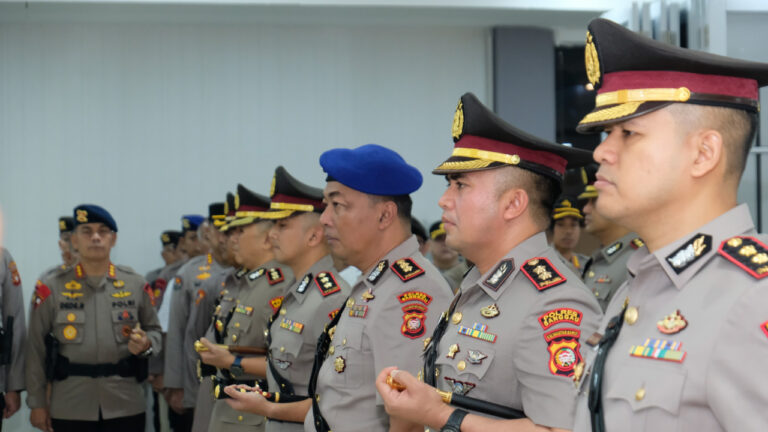 Barisan perwira menengah Pejabat Utama dan Kapolres jajaran Polda Kalbar saat mengikuti upacara serah terima jabatan. (Dok. Humas Polda Kalbar)