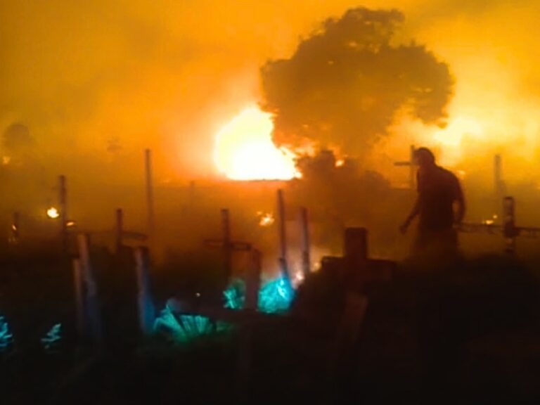 ":Karhutla seluas 1 hektare di Teluk Bakung, Kubu Raya membakar TPU dan mendekati pemukiman. Polisi selidiki dugaan unsur kesengajaan pembakaran lahan."