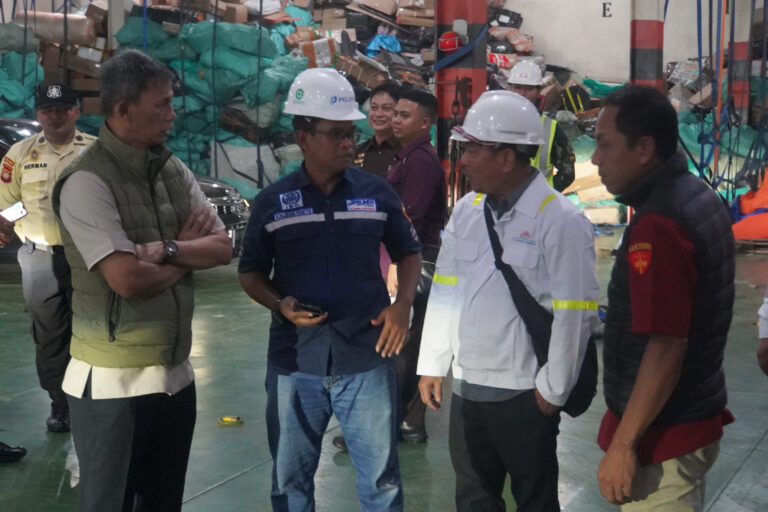 "Kejati Kalbar mengirimkan 4 mobil sitaan kasus korupsi tambang bauksit PT QSS, termasuk Lamborghini milik Aseng, ke Kejaksaan Agung via Pelabuhan Dwikora."
