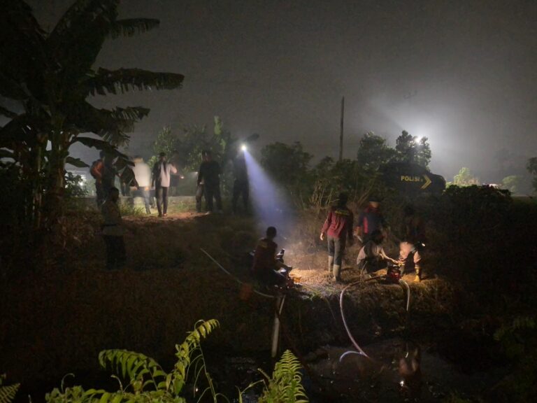 "Kebakaran lahan gambut mengancam kawasan SMPN 12 Sungai Raya. Tim gabungan Polres Kubu Raya dan relawan lakukan pemadaman dan penyekatan jalur api."