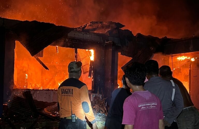 "Kantor PT KSP Agro di Belitang, Sekadau ludes terbakar pada Rabu, 8 Juli 2026. Polsek Belitang dan Unit Inafis Polres Sekadau selidiki dugaan korsleting listrik."