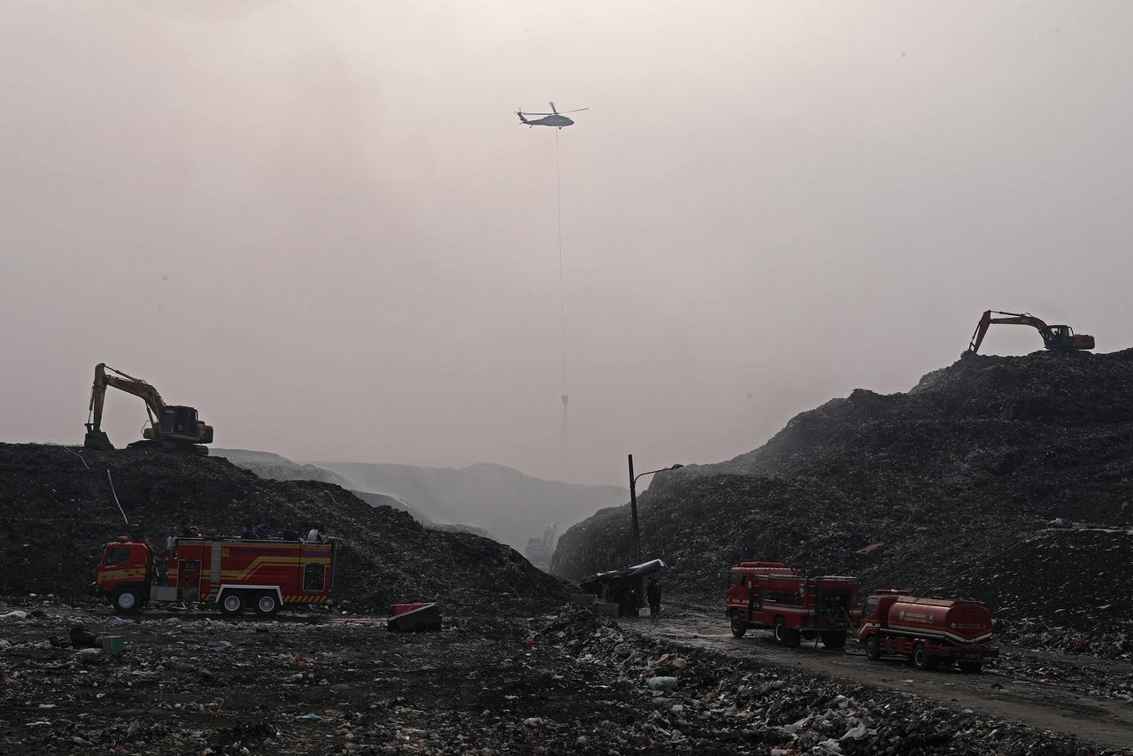 Redam Gas Metana, Empat Helikopter Water Bombing Dikerahkan di Kebakaran TPA Jatiwaringin