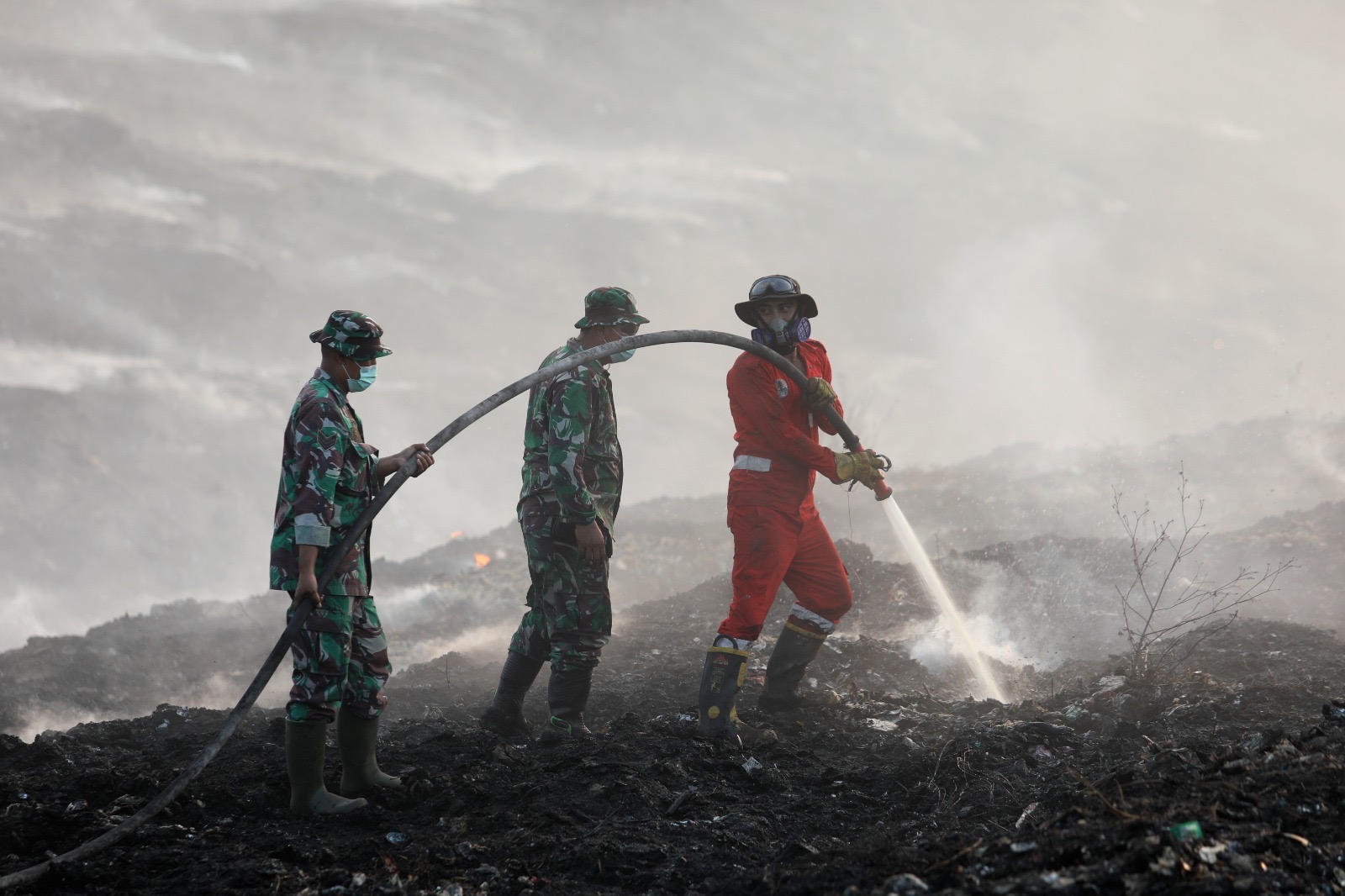 Tujuh Hari Terbakar, 45 Persen Lahan TPA Jatiwaringin Tangerang Berhasil Dipadamkan