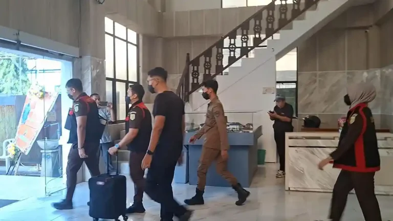 "Kejari Banjar menyita 48 dokumen dan 1 alat bukti elektronik usai menggeledah Dinkes Banjar selama 7 jam terkait dugaan penyelewengan proyek rumah sakit."