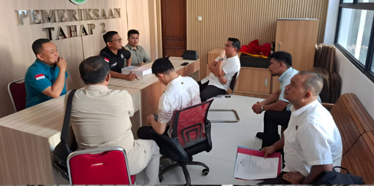 "Kejari Mempawah resmi menahan tersangka EM terkait kasus peredaran oli palsu pelimpahan dari Ditreskrimsus Polda Kalbar. Tersangka ditahan selama 20 hari."