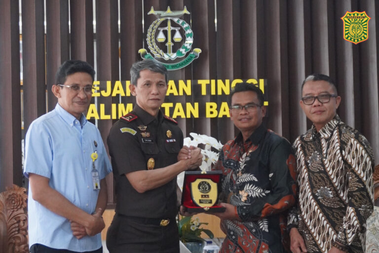 Kajati Kalbar Dr. Emilwan Ridwan dan GM Pelindo Regional 2 Kalbar Yanto saat menandatangani perpanjangan PKS bidang Datun.