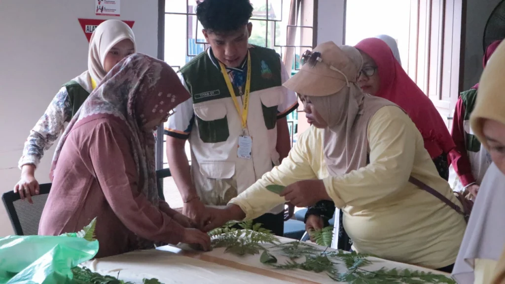 Sasar Ibu PKK di IKN, Mahasiswa UGM Latih Pembuatan Kain Ecoprint