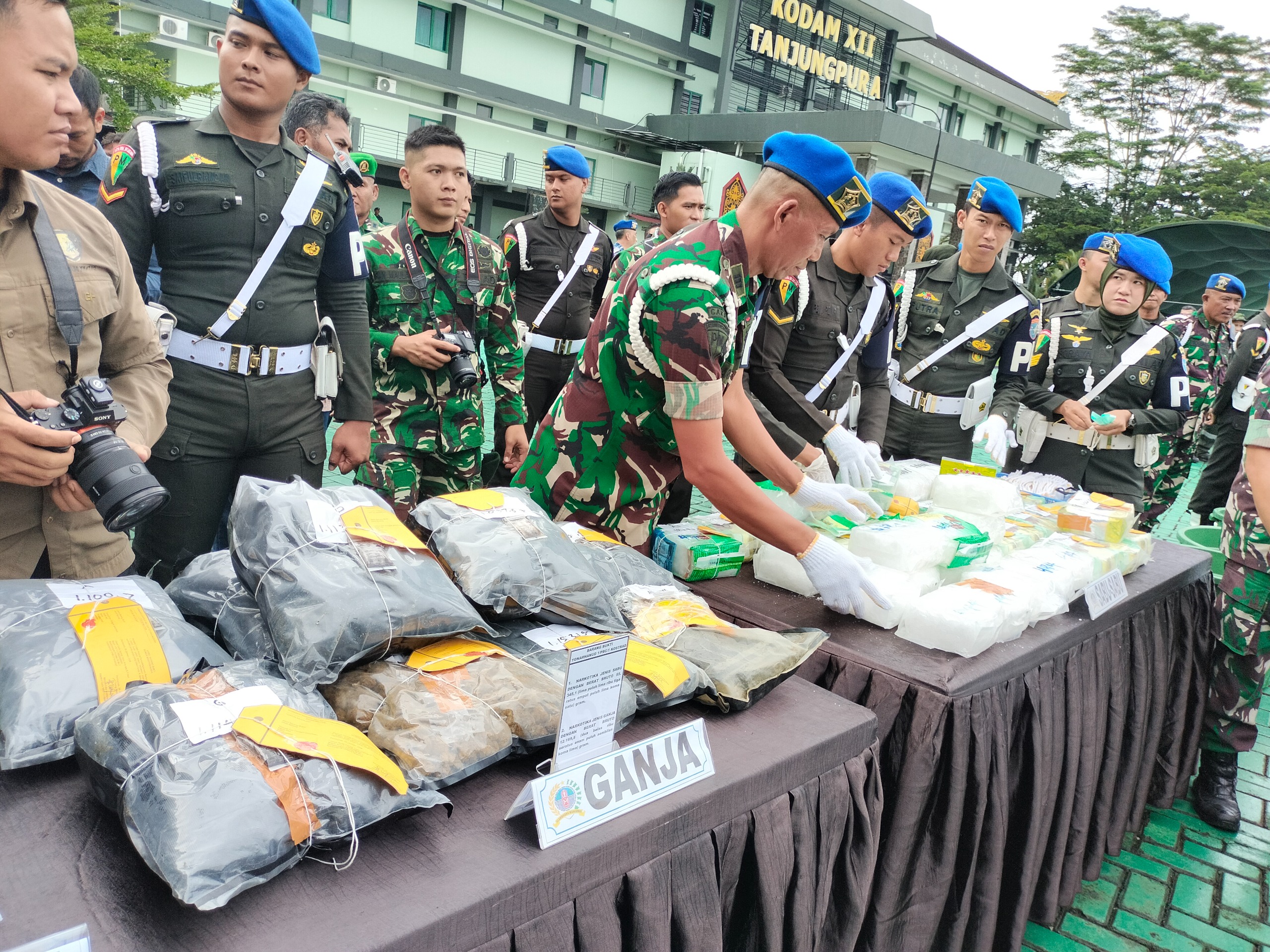 Kodam XII/Tanjungpura Musnahkan 55 Kg Sabu dan Puluhan Senjata Api Ilegal