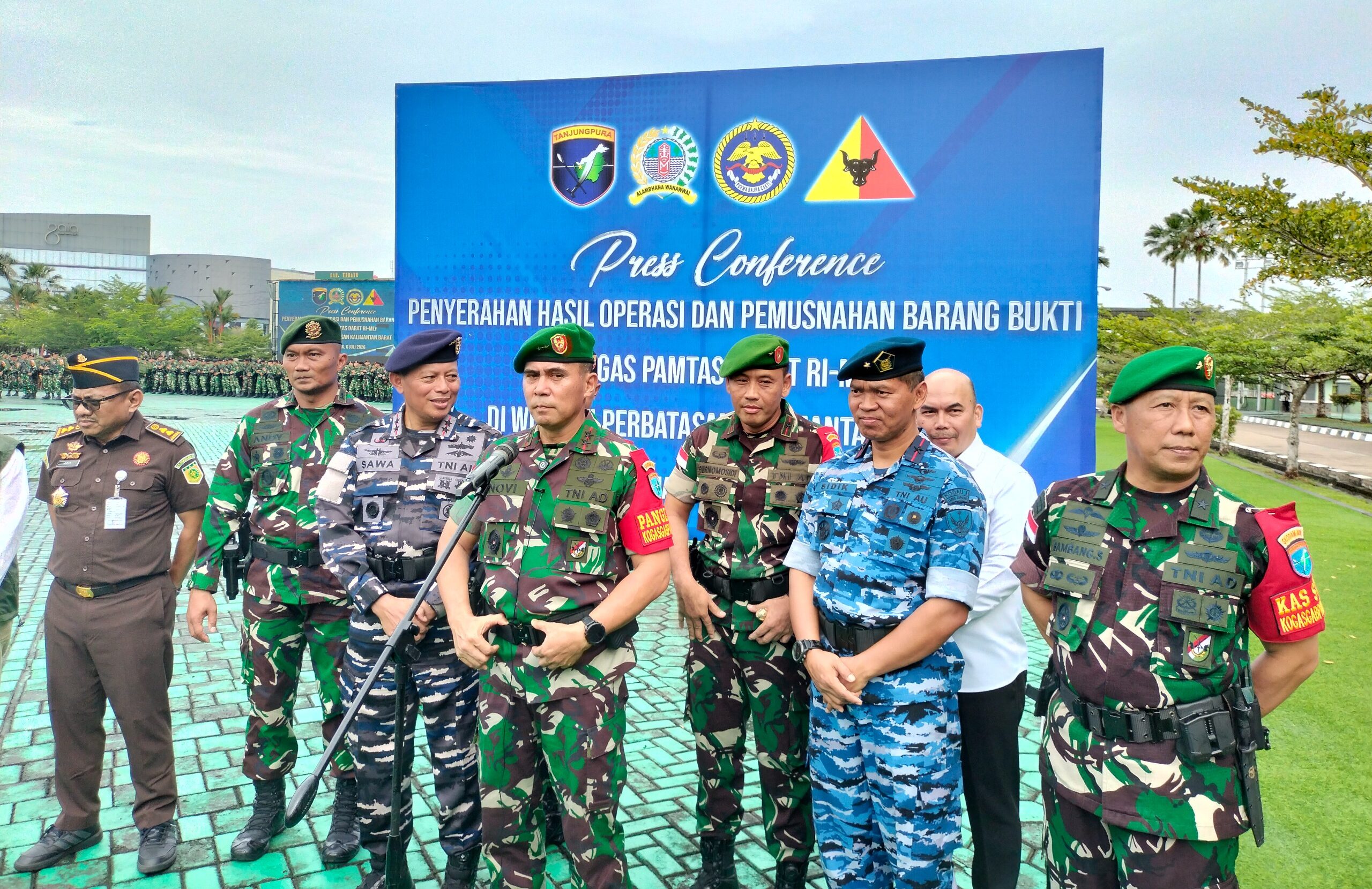 Konferensi pers sinergi lintas instansi setelah kodam xii tanjungpura musnahkan sabu hasil operasi