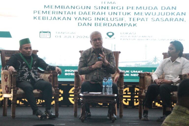 "Sekda Kalbar Harisson mendesak kader HMI Singkawang menyampaikan kritik secara objektif berbasis data kampus dan menguasai teknologi digital di era VUCA."