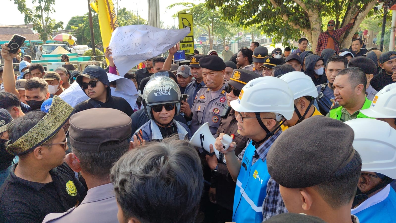 Protes Pemadaman Bergilir, Ratusan Massa Demonstrasi di Kantor PLN UID Kalbar