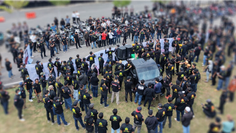 Massa gabungan LPM dan Pemuda Pancasila menggelar unjuk rasa di Mapolda Kalbar. (Dok. HO/NusantaraPost)
