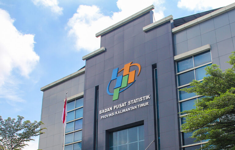 "BPS mencatat inflasi tahunan Kalimantan Timur per Juni 2026 melonjak ke angka 3,20 persen. Kota Samarinda menjadi wilayah dengan kenaikan tertinggi."