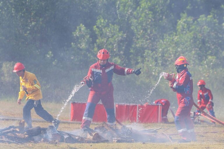 "Otorita IKN gelar simulasi karhutla di KIPP Nusantara hadapi El Nino 2026. Basuki Hadimuljono ingatkan proteksi hutan lewat aplikasi IKNOW dan drone thermal."