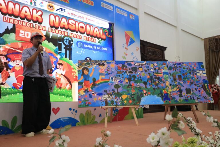 Seorang pelajar memegang mikrofon mempresentasikan karya lukisan bersama 100 anak di panggung Puncak Hari Anak Nasional 2026 Pontianak.