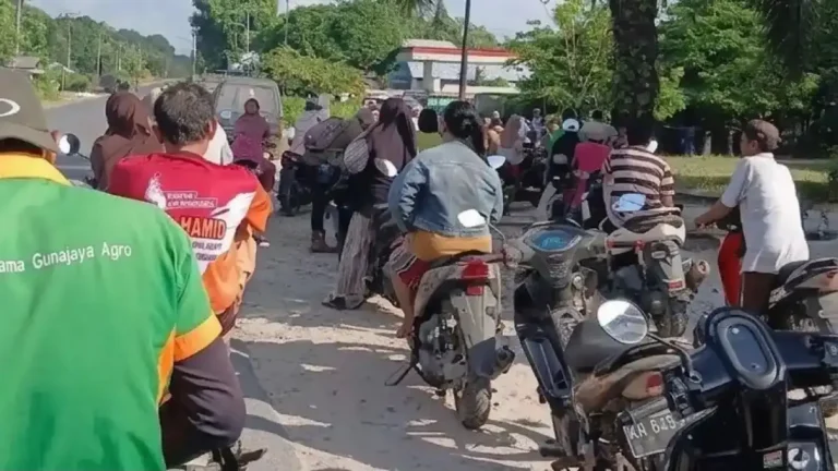 "Pasokan Pertalite di Pangkalan Bun dipangkas separuh jadi 16 kiloliter. Pengelola SPBU mendesak penetapan HET eceran untuk menekan pelangsir."