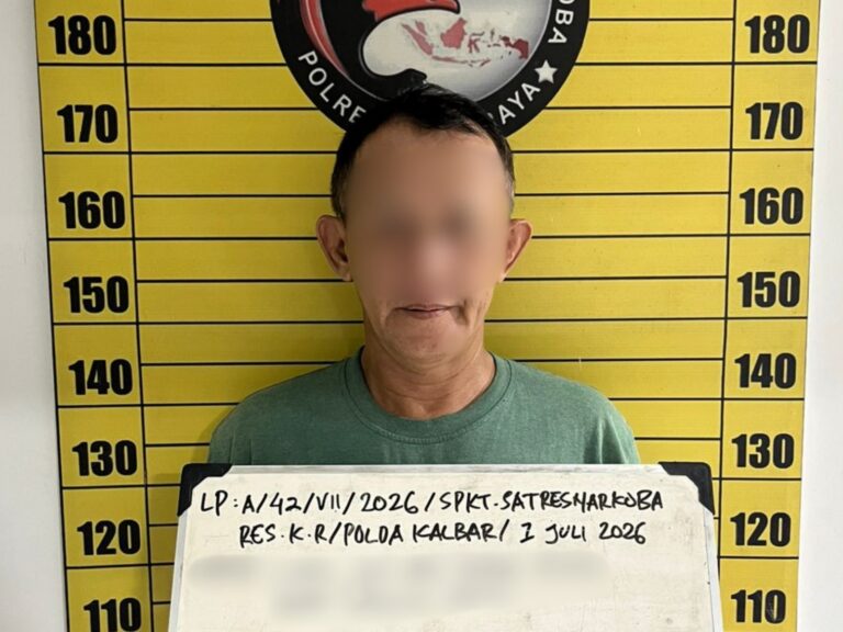 "Pedagang sayur asal Kubu Raya berinisial LJ ditangkap polisi karena menyelundupkan narkotika seberat 14,9 gram di dalam kemasan permen lolipop."