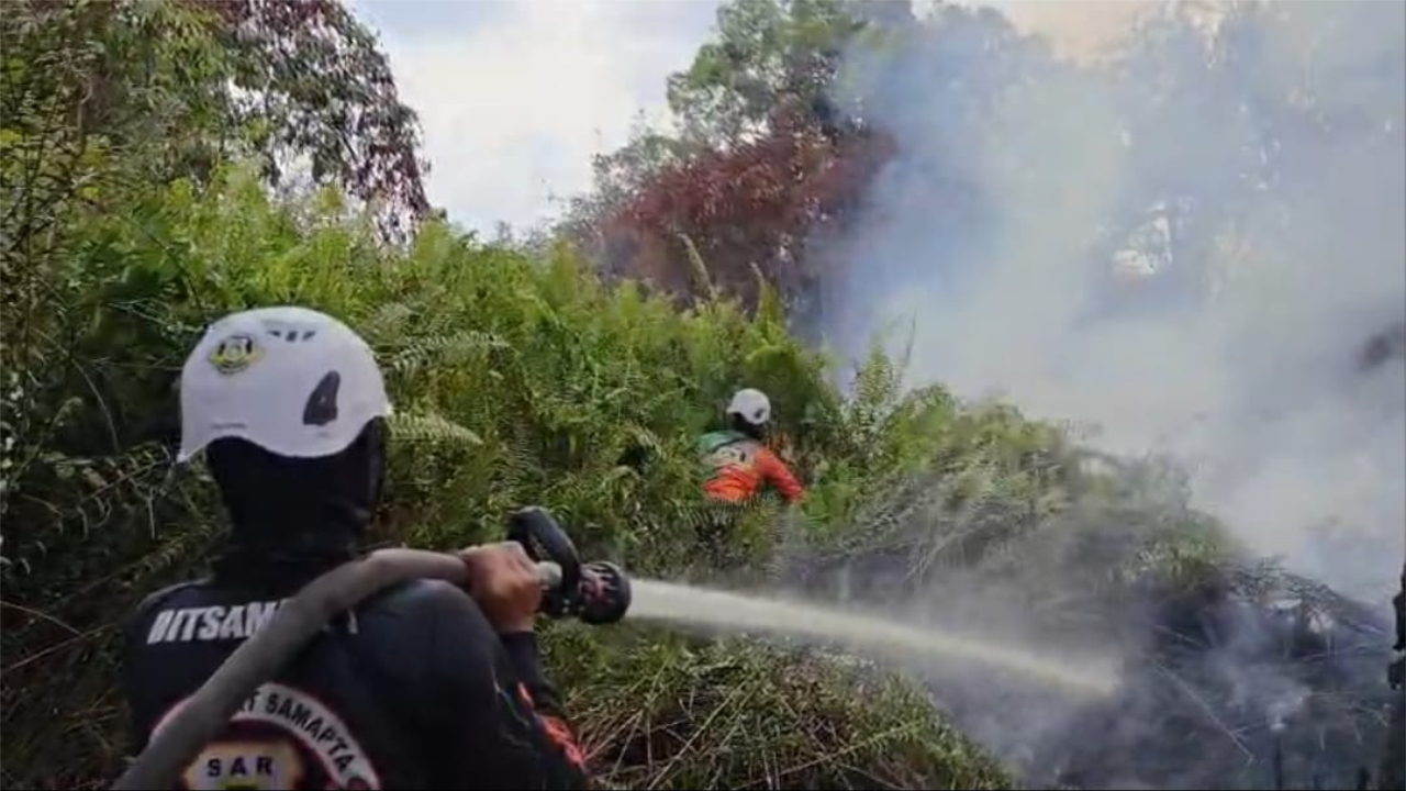 Kepungan Api Berjarak 20 Meter dari Perumahan Warga Kubu Raya, Tim SAR Polda Kalbar Cepat Padamkan Karhutla