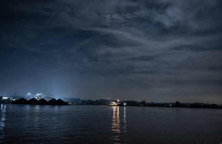 Tongkang batu bara di perairan Kalimantan imbas pemadaman listrik akibat utang PLN