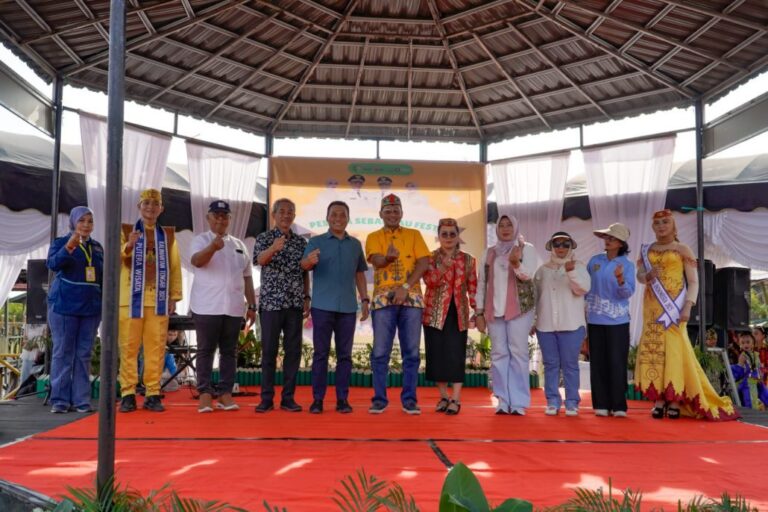 "Wakil Wali Kota Palangka Raya Achmad Zaini resmi membuka Pesona Sabangau Fest 2026 di Wisata Air Hitam Kereng Bangkirai untuk dorong geliat UMKM."