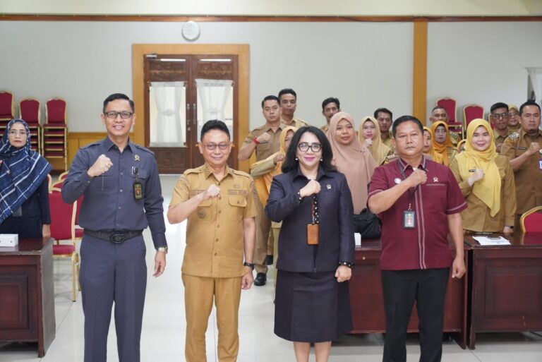 "Wali Kota Edi Rusdi Kamtono meminta aparatur kecamatan di Pontianak menyaring data kependudukan secara kolektif guna mencegah penumpukan perkara di PN Pontianak."