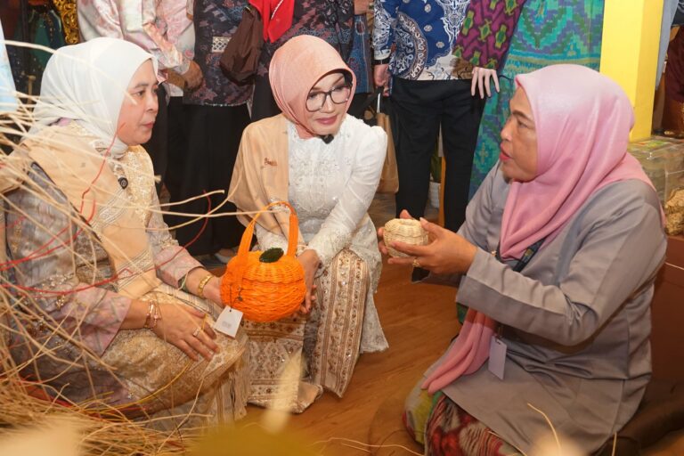 "Pemkot Pontianak mempromosikan kerajinan akar keladi air pada Indonesia City Expo (ICE) 2026 di Medan guna menarik investasi dan memperluas pasar UMKM."