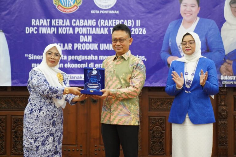 "Data Pemkot Pontianak menunjukkan 72% pelaku UMKM didominasi perempuan. Wali Kota Edi Rusdi Kamtono soroti kerentanan modal dan jeratan pinjaman informal."