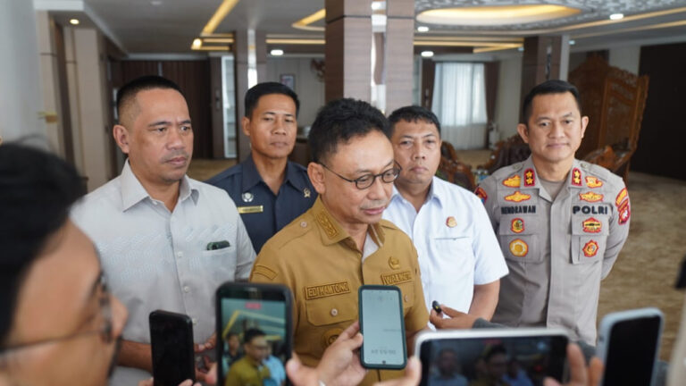 Wali Kota Pontianak Edi Rusdi Kamtono memberikan keterangan pers terkait penanganan dan penindakan karhutla di hadapan awak media. (Dok. HO/NusantaraPost)