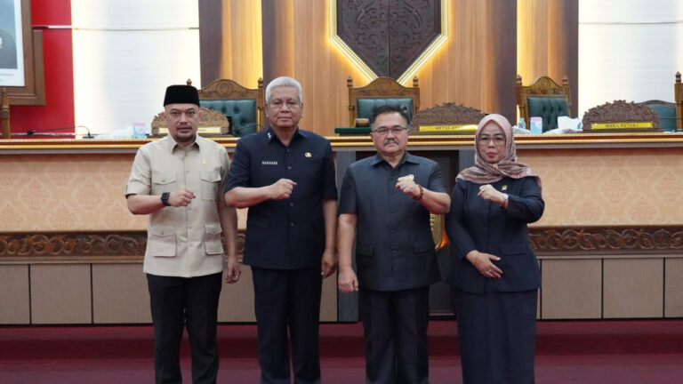 Sekda Kalbar Harisson bersama Ketua DPRD Kalbar Aloysius dan pimpinan DPRD berfoto bersama usai Rapat Paripurna Raperda Pajak Daerah. (Dokk. HO/NusantaraPost)