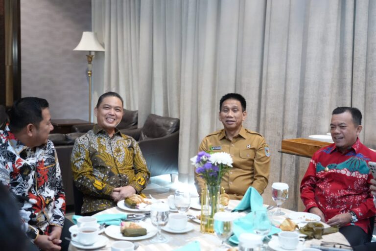 "Gubernur Kalbar Ria Norsan mengusulkan formula baru DBH sawit sebesar Rp100 per kilogram TBS untuk mendanai pembangunan infrastruktur daerah penghasil."