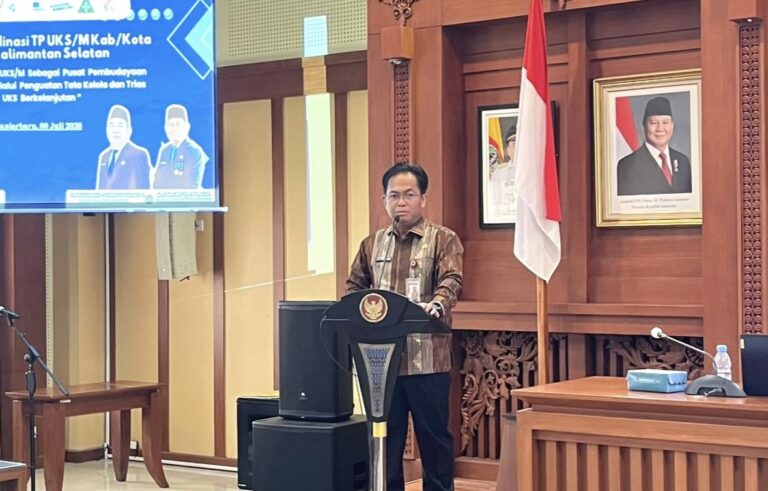 " Kepala Biro Kesra Kalsel Fahrurazi instruksikan standardisasi administrasi dan SK rencana kerja tahunan UKS/M untuk hilangkan tumpang tindih program dinas."